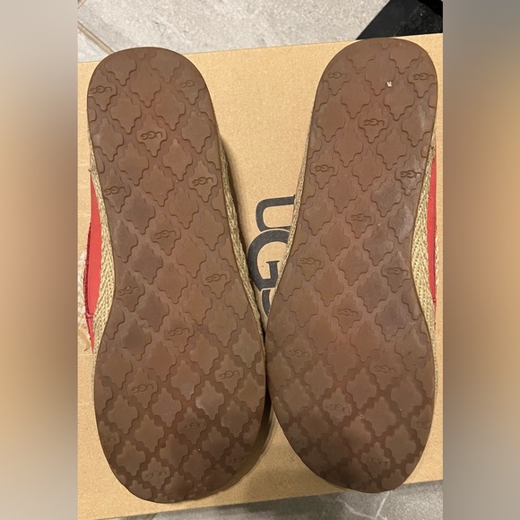 Ugg - Picture 2 of 4